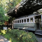 平安神宮の南神苑に展示されている京電の車両（京都市左京区）