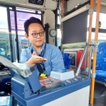 バス運転士として働き始めた寺井大樹さん。幼少期から人工内耳を埋め込んでいる＝静岡県御殿場市（写真はいずれも提供）