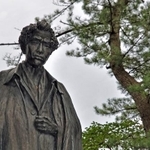 太宰治の銅像(Paylessimages/stock.adobe.com)