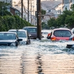 浸水した車は「たとえ水が引いても絶対にエンジンをかけないでください」※画像はイメージです（naka/stock.adobe.com）