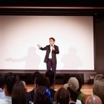 映画「ぬくもりの内側」プレミアム上映会であいさつする田中監督