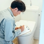 突然の水漏れ時も修理は管理会社に連絡しないとダメ？（buritora/stock.adobe.com）