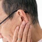 「40歳を過ぎて”眉・鼻・耳の毛”が伸びやすくなった」と感じる男性は半数以上　※画像はイメージです（naka/stock.adobe.com）