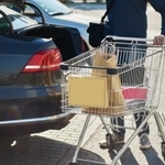 普段の買い物で使うショッピングカートが他人の車に激突！　※画像はイメージです（Jan/stock.adobe.com）