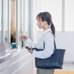 初対面でタメ口で接してくる旅客に鉄道会社に勤務の男性が不快感を覚えた（photoACより「FineGraphics」さん撮影、イメージ画像）