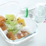 三ツ矢サイダーを容器に注ぎます／「アサヒ飲料公式インスタグラム（@asahi_soft_drinks）」より