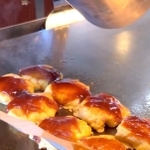 焼き上げた後、ソースを塗って…（「オタフクソース」さん提供、Xよりキャプチャ撮影）