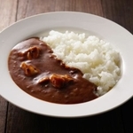 おそらく1日目のカレーはこんな盛り付けのことが多いですが…　※画像はイメージです（K/stock.adobe.com）