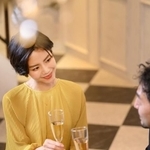 どこかで見たことのある男性と二人で楽しそうに…　※画像はイメージです（kapinon/stock.adobe.com）