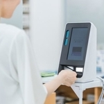 健康保険証を廃止してマイナンバーカードへ移行することに「賛成」ですか？　※画像はイメージです（buritora/stock.adobe.com）