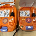 左が本物のAED。右が小学館「幼稚園」の付録AEDです（提供：池田啓浩先生）