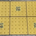 点字ブロックに貼られたQRコード（画像提供：リンクス株式会社）