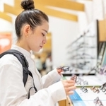 「ブルーライトカット付き眼鏡」を選ぶ人が増加傾向　※画像はイメージです（naka/stock.adobe.com）