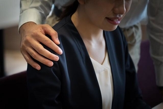 職場や社交の場でセクハラだと思う行為は？　※画像はイメージです（aijiro/stock.adobe.com）