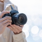 カメラを構える女性　※写真はイメージ（west_photo/stock.adobe.com）