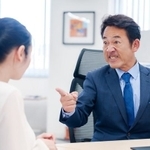 厳しいと噂の上司が予想以上に厳しく、土日にも電話をかけてくる…　※画像はイメージです（maroke/stock.adobe.com）