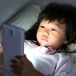 小中学生の5人に1人が「眠る直前までスマホを使用」　※画像はイメージです（zilvergolf/stock.adobe.com）