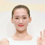 イベントで笑顔で手を振る綾瀬はるか＝2024年9月撮影