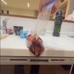 きれいに空気が抜けました。タレに漬けるさまざまな料理に使えます（動画よりキャプチャ／提供：パーシーさん）