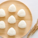 慌ただしい朝食や、小腹がすいた時のおやつにもぴったりな「冷凍おにぎり」※画像はイメージです（nana77777/stock.adobe.com）