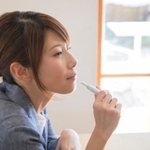 タバコを吸い始めたきっかけは？　※画像はイメージです（Paylessimages/stock.adobe.com）