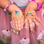 子どものタトゥーシールは皮膚トラブルに注意　※写真はイメージ（len44ik/stock.adobe.com）