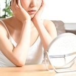 付き合ってどれぐらいでパートナーにすっぴんを見せられる？　※画像はイメージです（koumaru/stock.adobe.com）