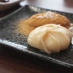 泉州地方の伝統菓子で今も人気が高い「くるみ餅」（手前）