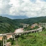 ラオスと中国・雲南省をつなぐ高速道路…中国「一帯一路」政策にあわせて、建設がすすめられている（Stanley Dullea/stock.adobe.com）