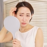 女性の6割が「2024年の9月以降、抜け毛が気になる」　※画像はイメージです（siro46/stock.adobe.com）