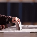 10月27日投開票の衆院選。比例代表では、国民民主党と立憲民主党の略称が同じ！？※写真は投票のイメージ（roibu/stock.adobe.com）