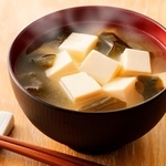 定番具材「豆腐とわかめのおみそ汁」※画像はイメージです（Nishihama/stock.adobe.com）