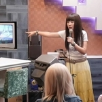 自らが出演したカラオケビデオを前に、自分は「ニセモノ」だと自嘲する歩（仲里依紗）　(C)NHK