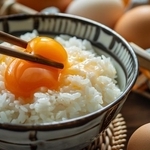 卵黄1個を特製ダレにドボン「卵黄の漬け」※画像はAIが作成したイメージです（bephoto/stock.adobe.com）