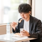 若者の約8割が「スマホを見ながら食事をしている」　※画像はイメージです（buritora/stock.adobe.com）