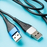 カバンの中で絡まりがちな携帯の「充電ケーブル」※画像はイメージです（Hanasaki/stock.adobe.com）