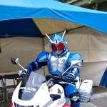 「仮面ライダーG3」のコスプレ姿で、本物の白バイにまたがる男性。警察官から大好評だったそう（提供）