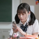 結（橋本環奈）と翔也（佐野勇斗）は会わないままメールのやりとりだけで2年、「両思い」を貫いた　(C)NHK