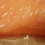 写真中央に目をこらすと…こんな感じでアニサキスはさまざまな魚介類に寄生しています