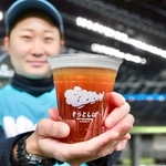 プロ野球選手が使用し折れた木製バットを活用したビール＝エスコンフィールドHOKKAIDO（提供）