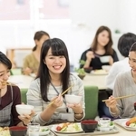 本当に欲しいと思う「福利厚生」ランキング2位は「社食」　※画像はイメージです（japolia/stock.adobe.com）