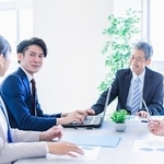 初めて有休で友人と東京へ遊びに行ってきて、お土産を職場に買ってきてくれたヤングケアラ－の男性社員のエピソードがXで話題に（photoACより「maroke」さん撮影、イメージ画像）