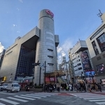 若者ファッションの発信地として知られる渋谷109で厚底靴を発見！？