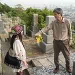 第41回より。渡辺（緒方直人）は歩（仲里依紗）に花を突き返し、「もうここには来んといてくれ」と言う　(C)NHK