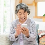 シニア女性のスマホの利用率は9割以上　※画像はイメージです（One/stock.adobe.com）