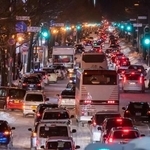 雪道は思いがかない渋滞に巻き込まれることも…※画像はイメージです（tkyszk/stock.adobe.com）