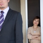 夫が昇進したのに手取り給料が下がった！　※画像はイメージです（buritora/stock.adobe.com）