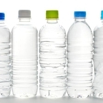 大量のペットボトルを1度に運ぶ方法とは※画像はイメージです（kazoka303030/stock.adobe.com）