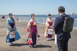 栄養専門学校卒業式の帰り、神戸の港で想いを打ち明けあうJ班の仲間たち　(C)NHK