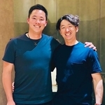 阪神・近本光司選手（右）と共に活動する石井僚介さん＝提供